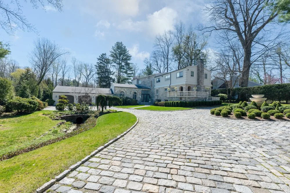 The arrival at Scarsdale estate