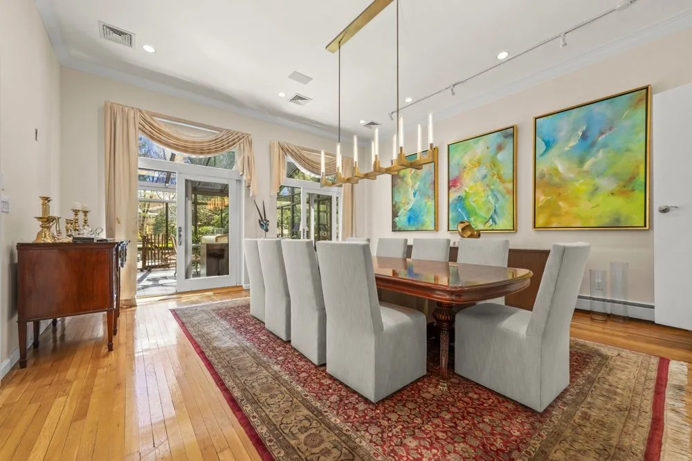 Dining in the light at Scarsdale estate