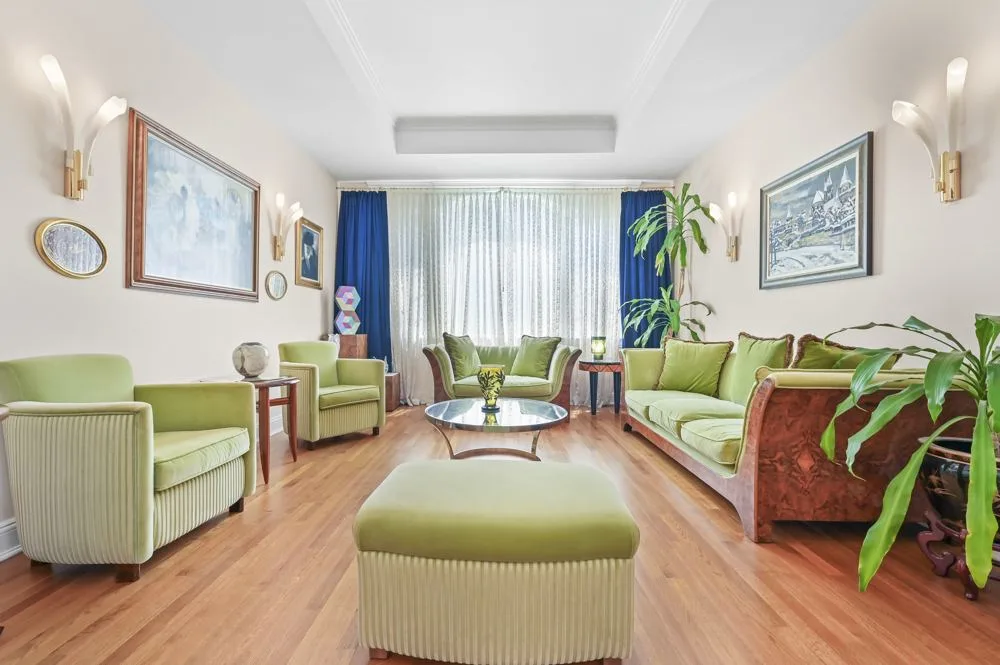 Vaulted living room at Garden residence