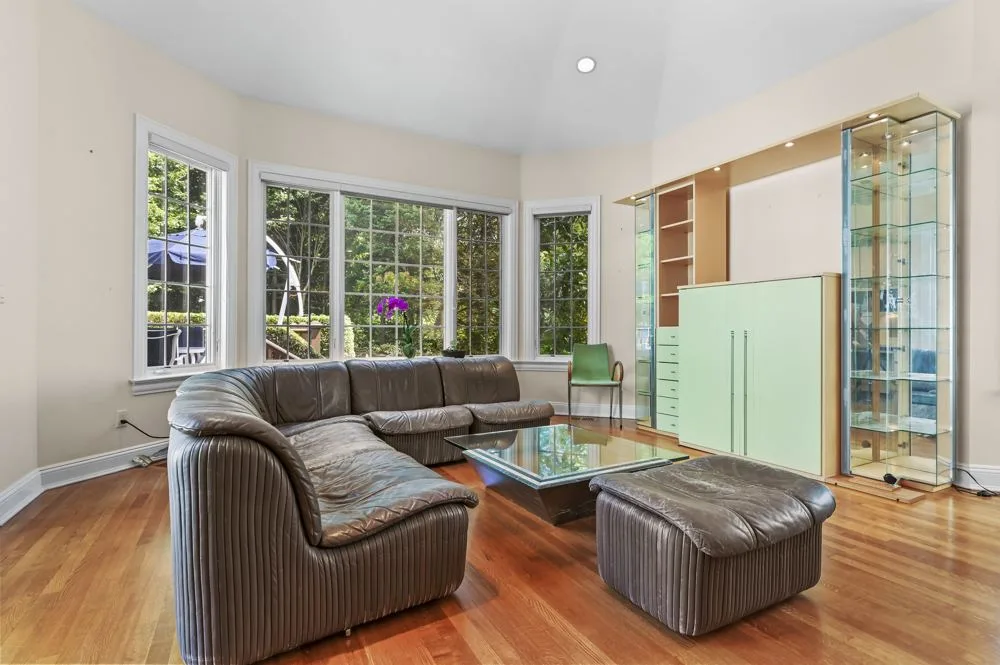 A relaxed sitting room at Garden residence