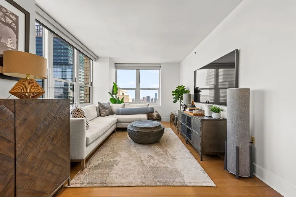 Light-filled living at Staged city residences
